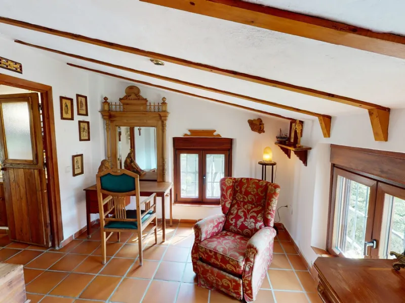 A property with charm, soul and tradition, surrounded by nature on all four sides and with panoramic views to the southwest, the valley and the surrounding mountains. It consists of two floors. The current owner built it to his liking in 1996, with top qu