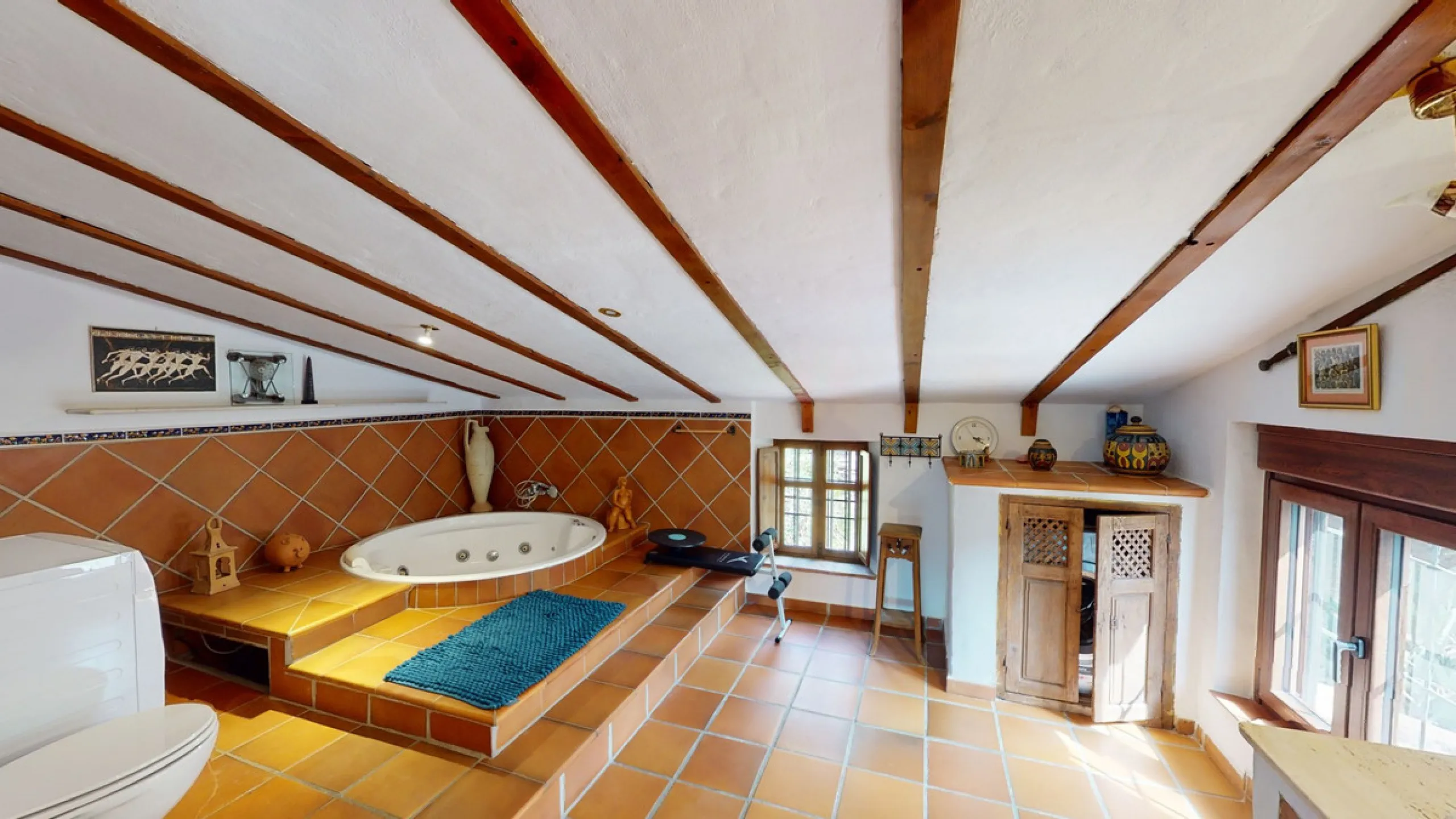 A property with charm, soul and tradition, surrounded by nature on all four sides and with panoramic views to the southwest, the valley and the surrounding mountains. It consists of two floors. The current owner built it to his liking in 1996, with top qu