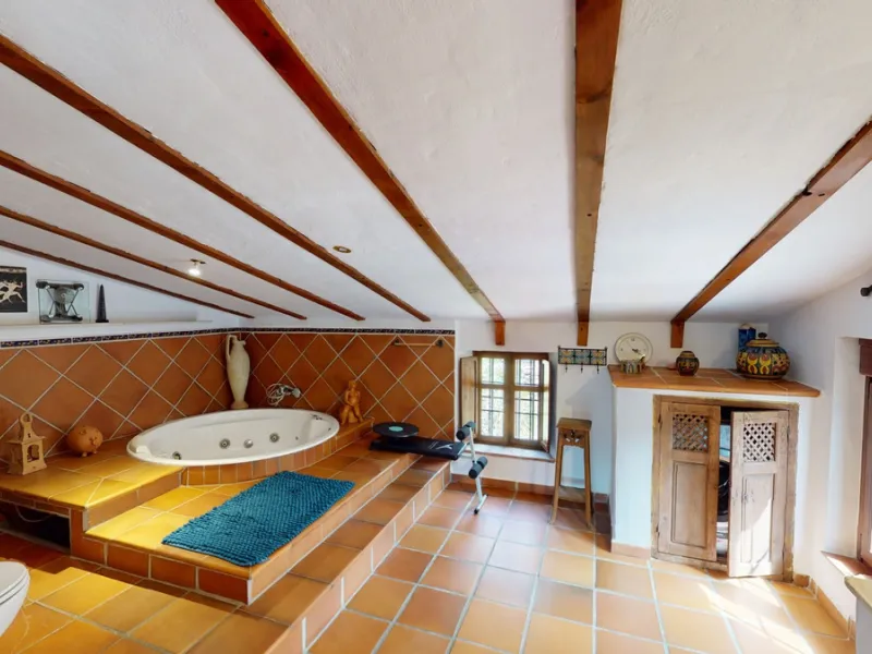 A property with charm, soul and tradition, surrounded by nature on all four sides and with panoramic views to the southwest, the valley and the surrounding mountains. It consists of two floors. The current owner built it to his liking in 1996, with top qu