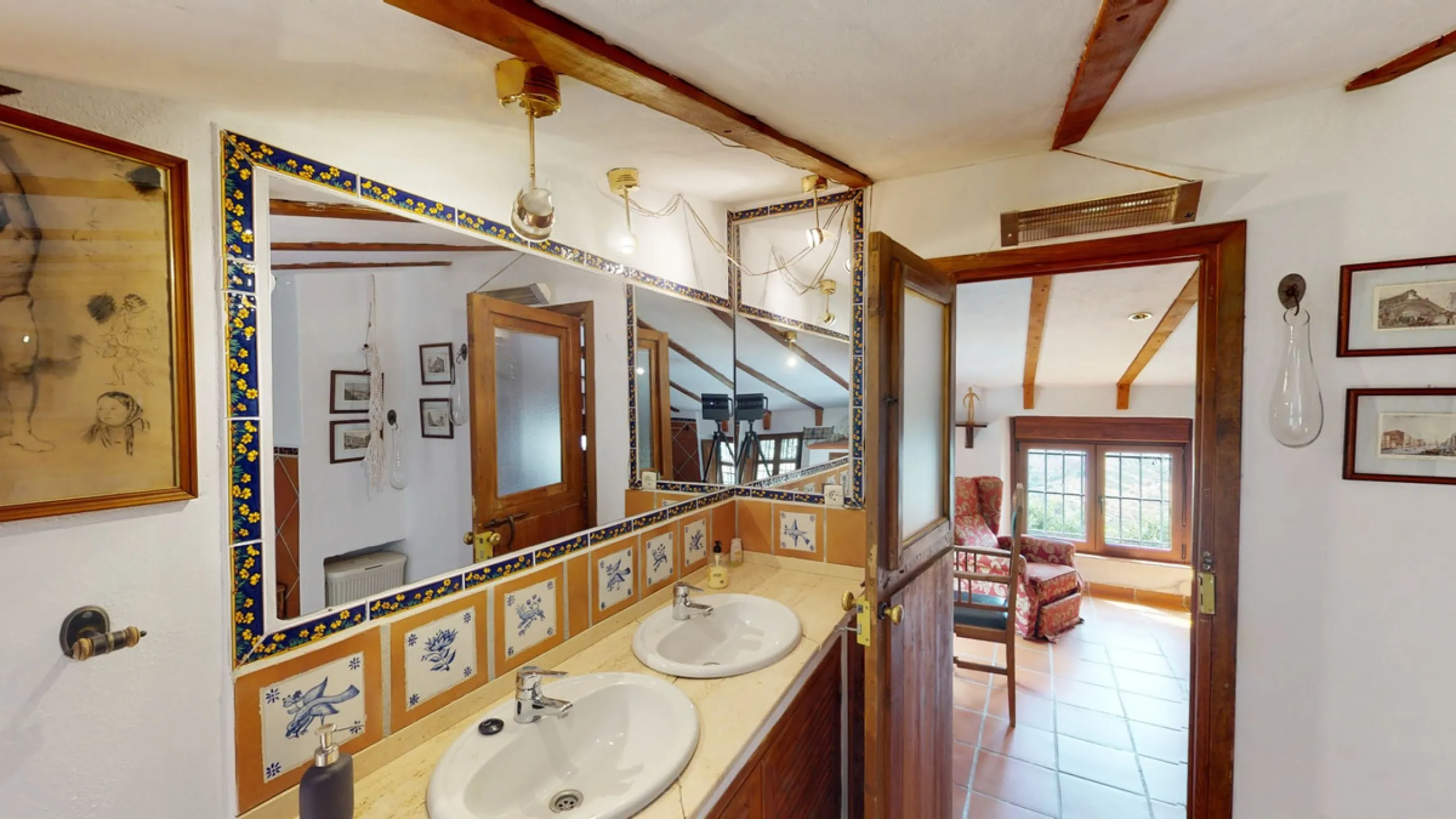 A property with charm, soul and tradition, surrounded by nature on all four sides and with panoramic views to the southwest, the valley and the surrounding mountains. It consists of two floors. The current owner built it to his liking in 1996, with top qu