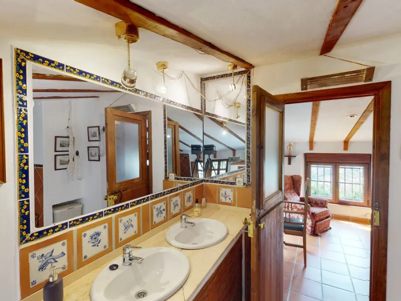 A property with charm, soul and tradition, surrounded by nature on all four sides and with panoramic views to the southwest, the valley and the surrounding mountains. It consists of two floors. The current owner built it to his liking in 1996, with top qu