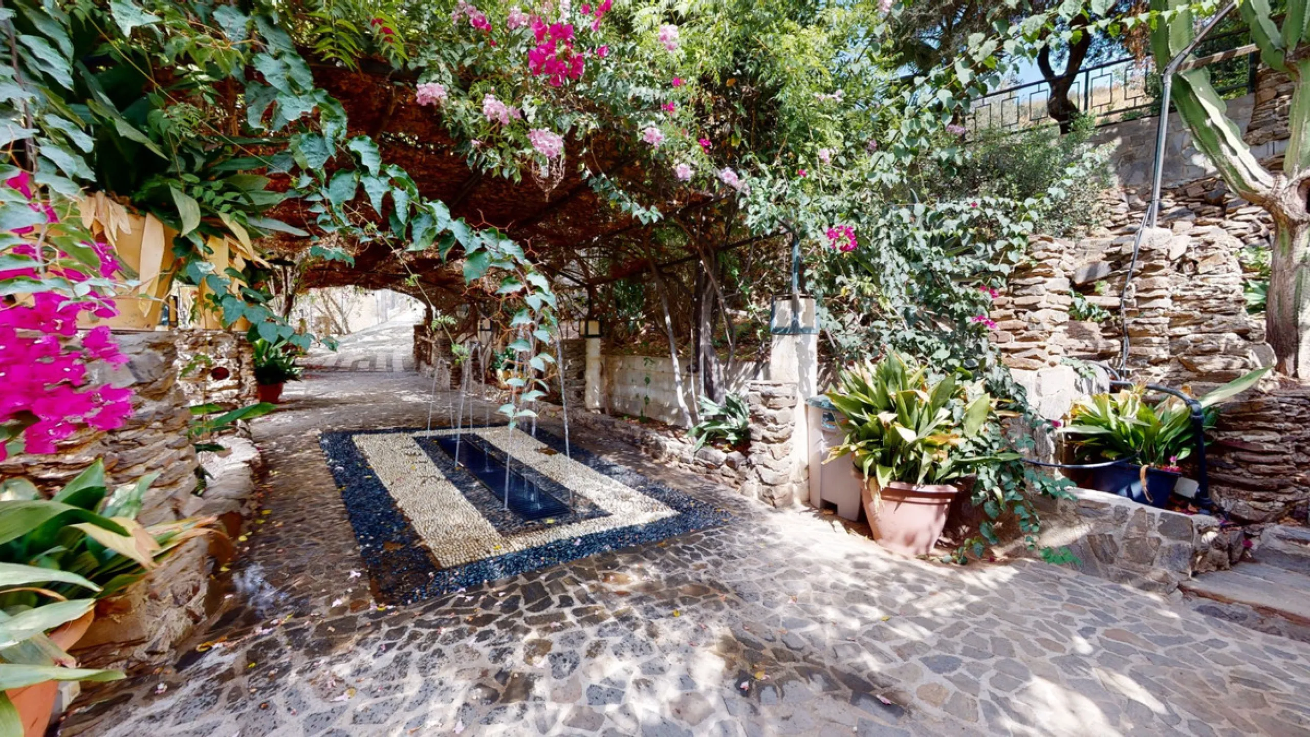 A property with charm, soul and tradition, surrounded by nature on all four sides and with panoramic views to the southwest, the valley and the surrounding mountains. It consists of two floors. The current owner built it to his liking in 1996, with top qu