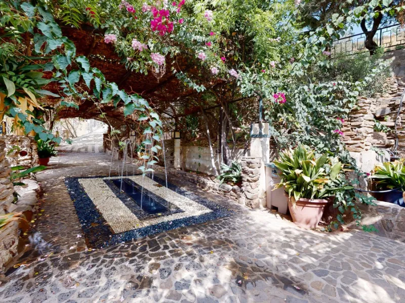 A property with charm, soul and tradition, surrounded by nature on all four sides and with panoramic views to the southwest, the valley and the surrounding mountains. It consists of two floors. The current owner built it to his liking in 1996, with top qu