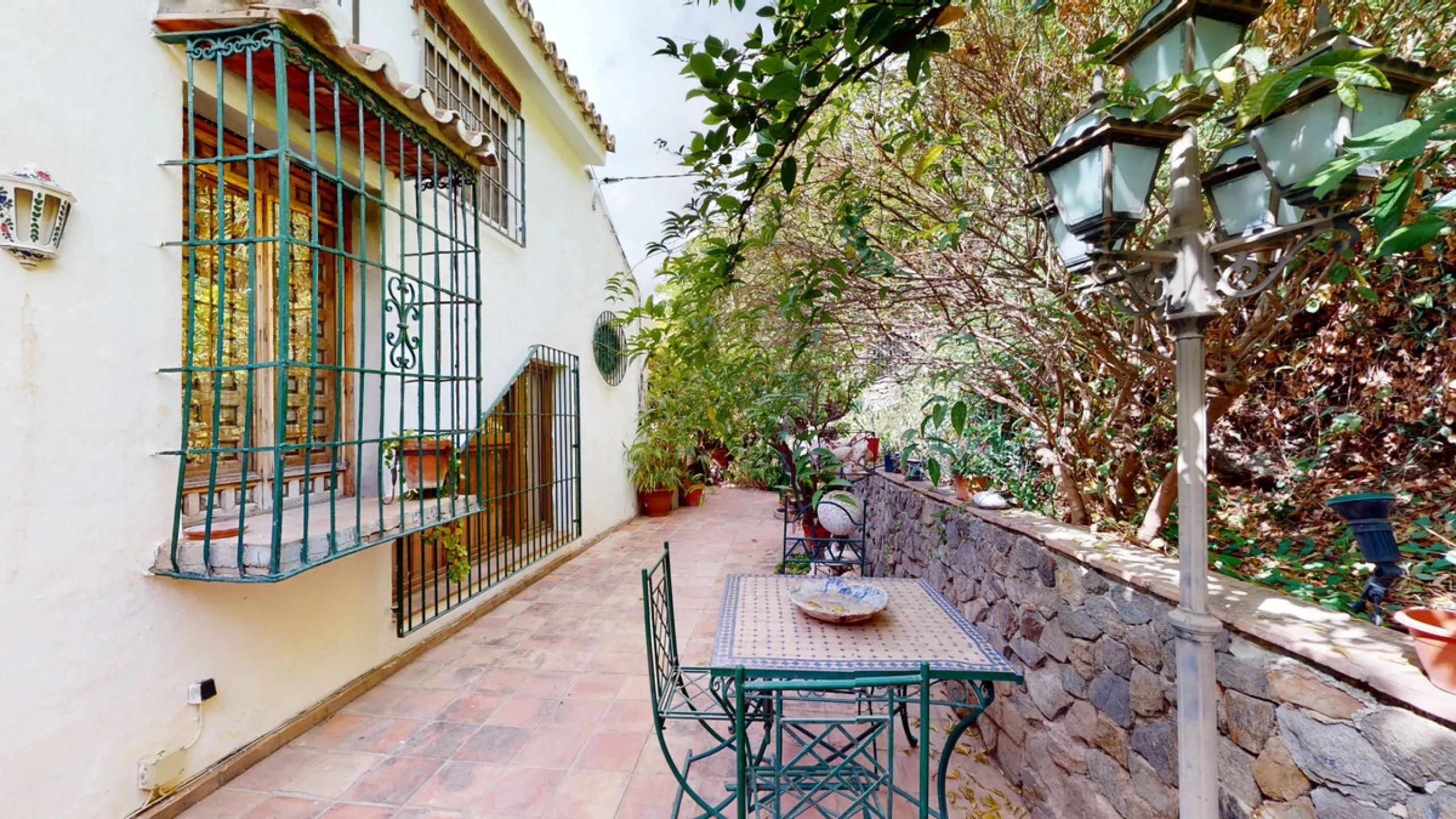 A property with charm, soul and tradition, surrounded by nature on all four sides and with panoramic views to the southwest, the valley and the surrounding mountains. It consists of two floors. The current owner built it to his liking in 1996, with top qu