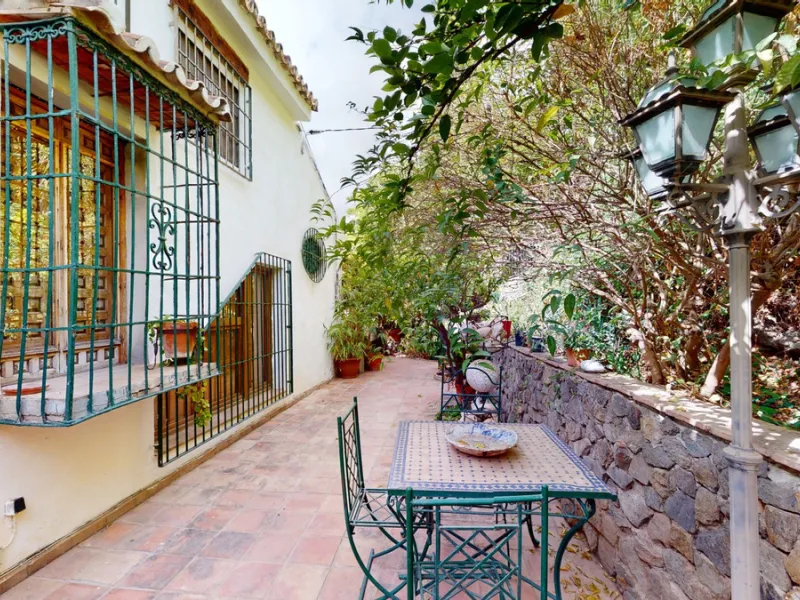 A property with charm, soul and tradition, surrounded by nature on all four sides and with panoramic views to the southwest, the valley and the surrounding mountains. It consists of two floors. The current owner built it to his liking in 1996, with top qu