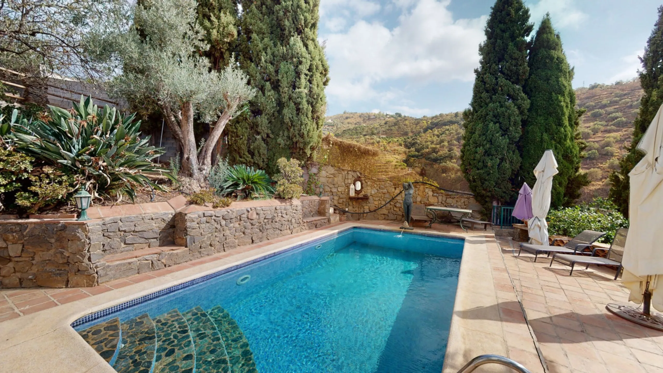 A property with charm, soul and tradition, surrounded by nature on all four sides and with panoramic views to the southwest, the valley and the surrounding mountains. It consists of two floors. The current owner built it to his liking in 1996, with top qu