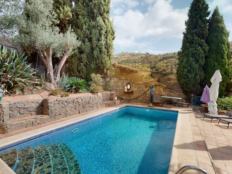 A property with charm, soul and tradition, surrounded by nature on all four sides and with panoramic views to the southwest, the valley and the surrounding mountains. It consists of two floors. The current owner built it to his liking in 1996, with top qu