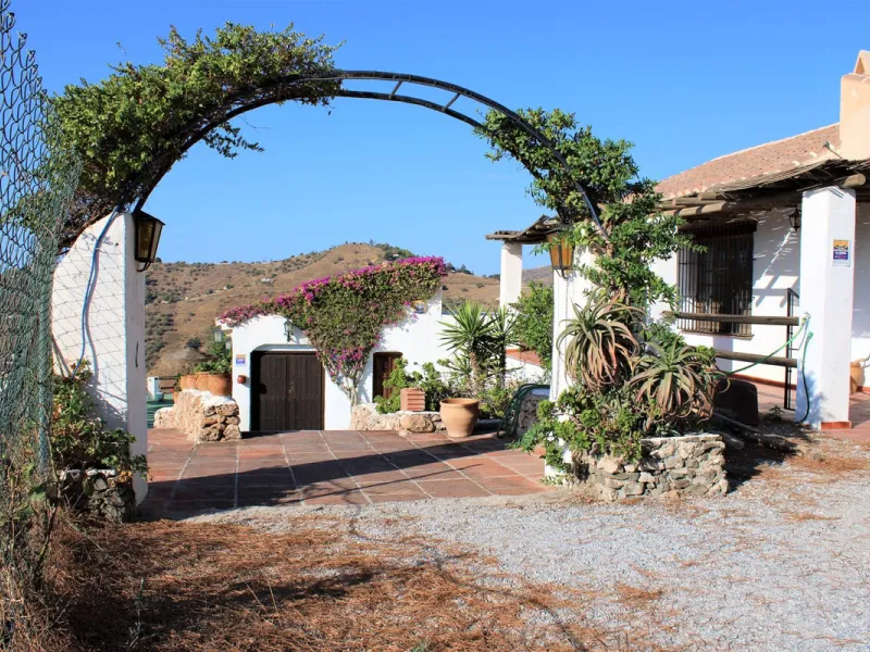 House - Detached Villa в продаже в Frigiliana, Málaga. В доме 3 спален и 3 ванных комнат. Площадь дома 423 м². Площадь участка 12109 м²