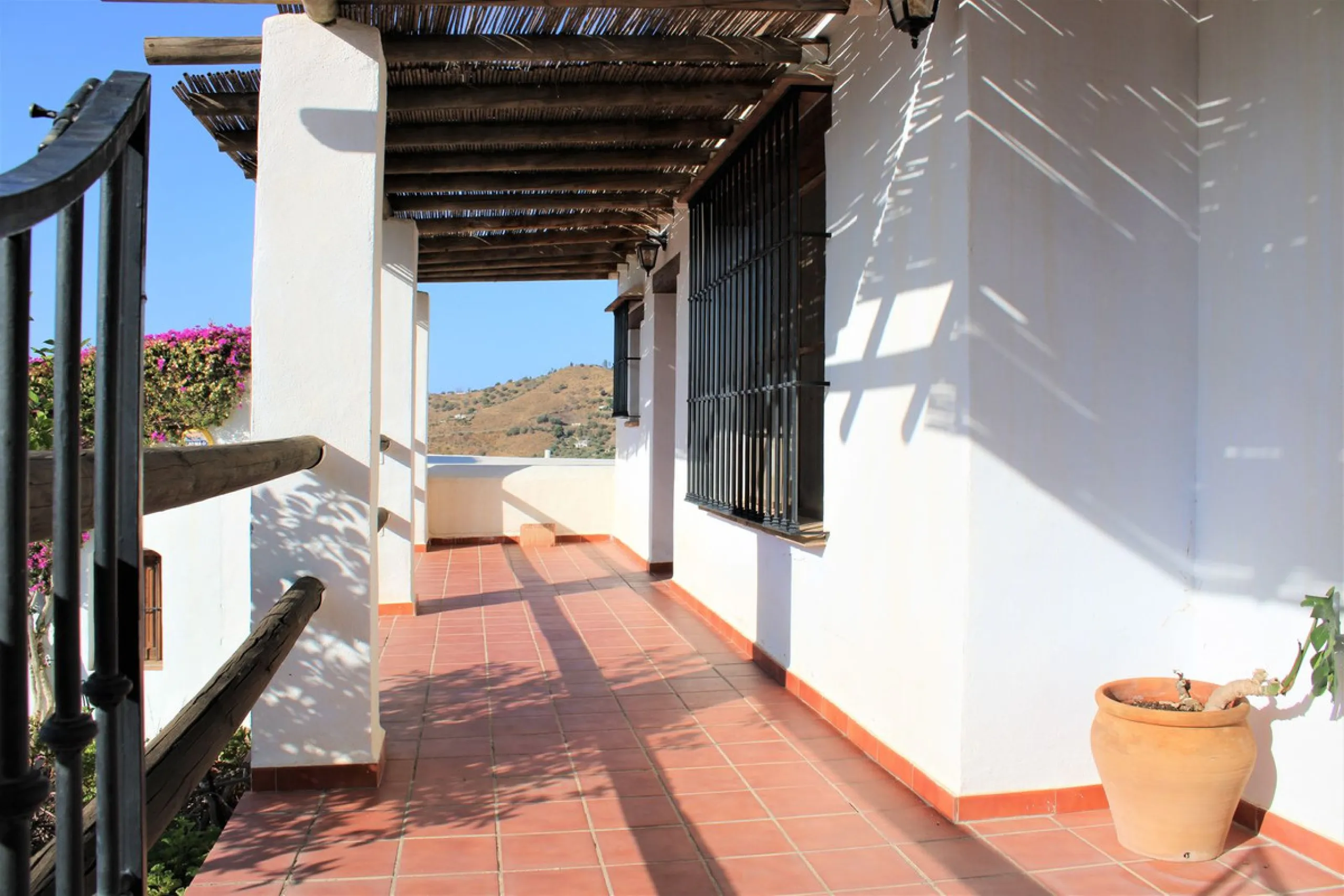 House - Detached Villa в продаже в Frigiliana, Málaga. В доме 3 спален и 3 ванных комнат. Площадь дома 423 м². Площадь участка 12109 м²
