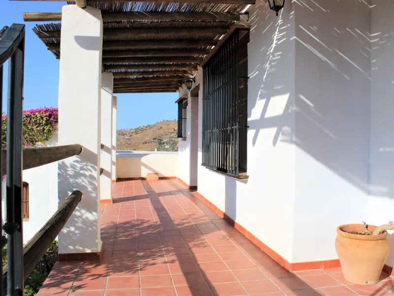 House - Detached Villa в продаже в Frigiliana, Málaga. В доме 3 спален и 3 ванных комнат. Площадь дома 423 м². Площадь участка 12109 м²