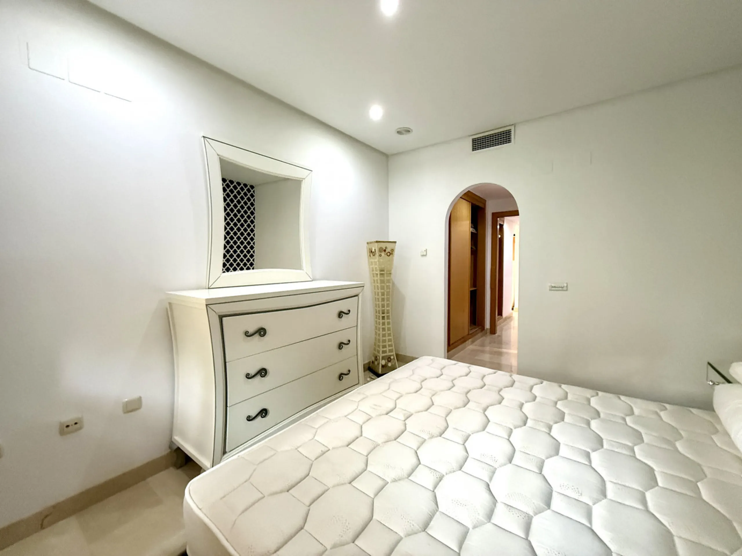 Apartment - Middle Floor Apartment в продаже в Marbella, Málaga. В доме 2 спален и 3 ванных комнат. Площадь дома 138 м². Площадь участка 118 м²