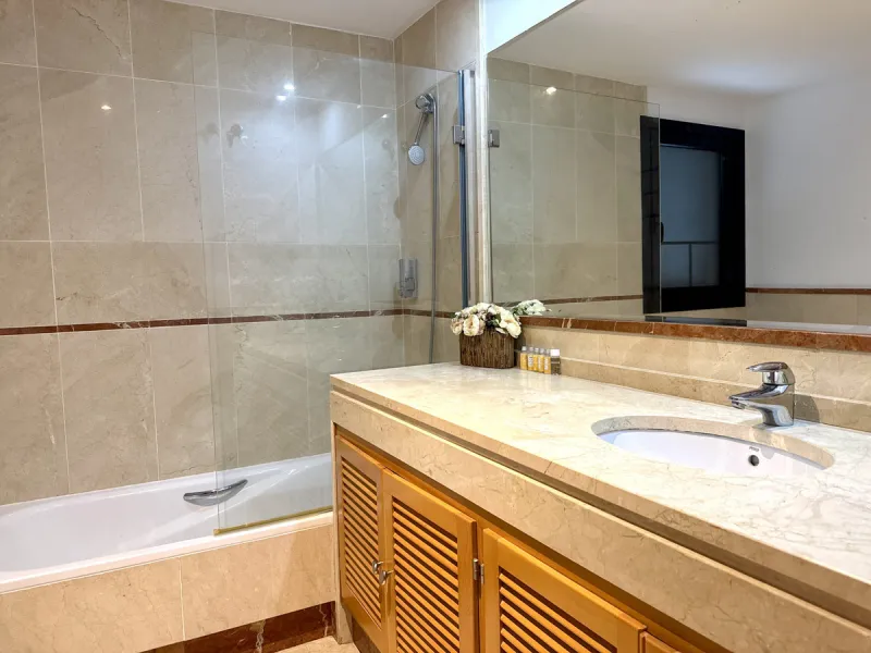 Apartment - Middle Floor Apartment в продаже в Marbella, Málaga. В доме 2 спален и 3 ванных комнат. Площадь дома 138 м². Площадь участка 118 м²