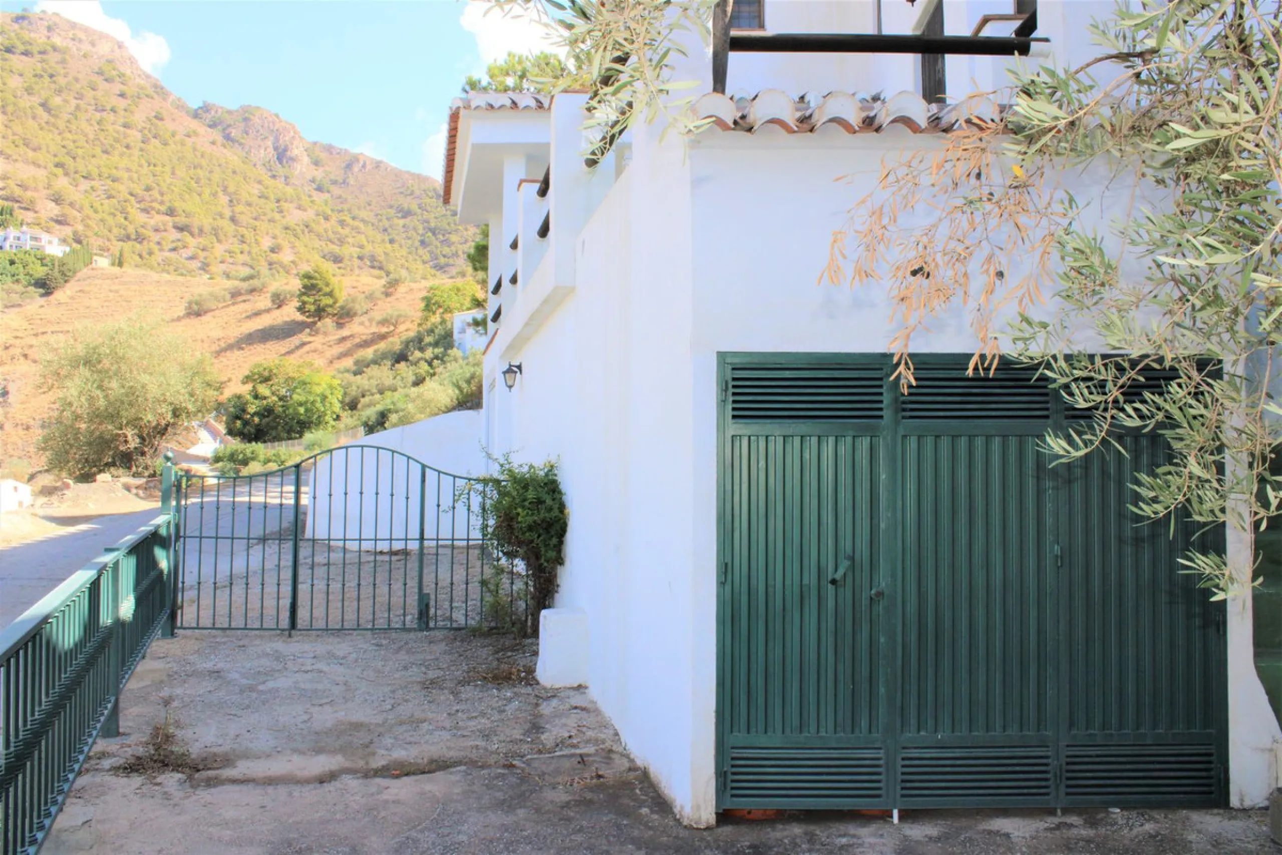 House - Detached Villa в продаже в Frigiliana, Málaga. В доме 3 спален и 3 ванных комнат. Площадь дома 423 м². Площадь участка 12109 м²