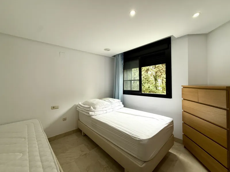 Apartment - Middle Floor Apartment в продаже в Marbella, Málaga. В доме 2 спален и 3 ванных комнат. Площадь дома 138 м². Площадь участка 118 м²