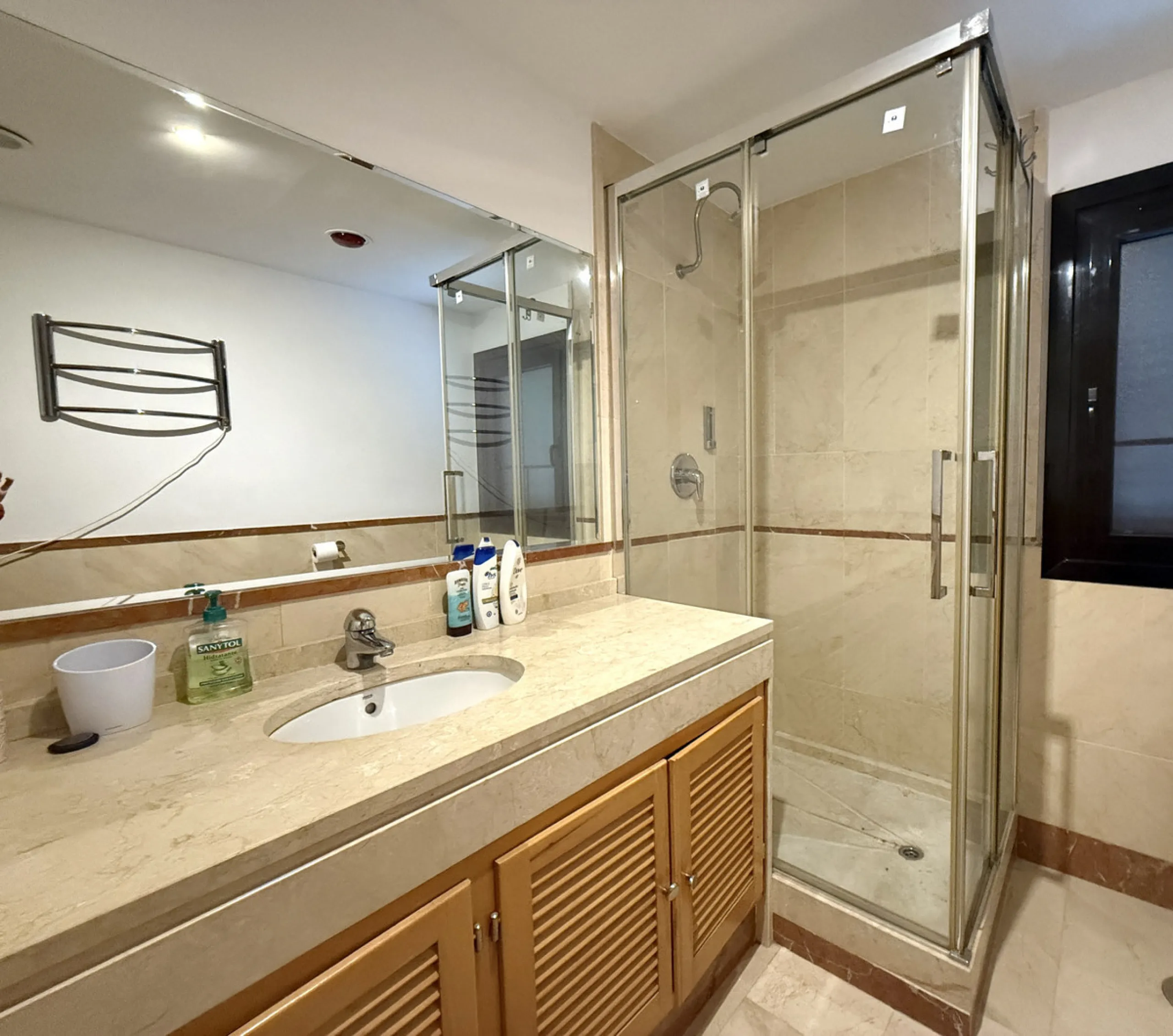 Apartment - Middle Floor Apartment в продаже в Marbella, Málaga. В доме 2 спален и 3 ванных комнат. Площадь дома 138 м². Площадь участка 118 м²