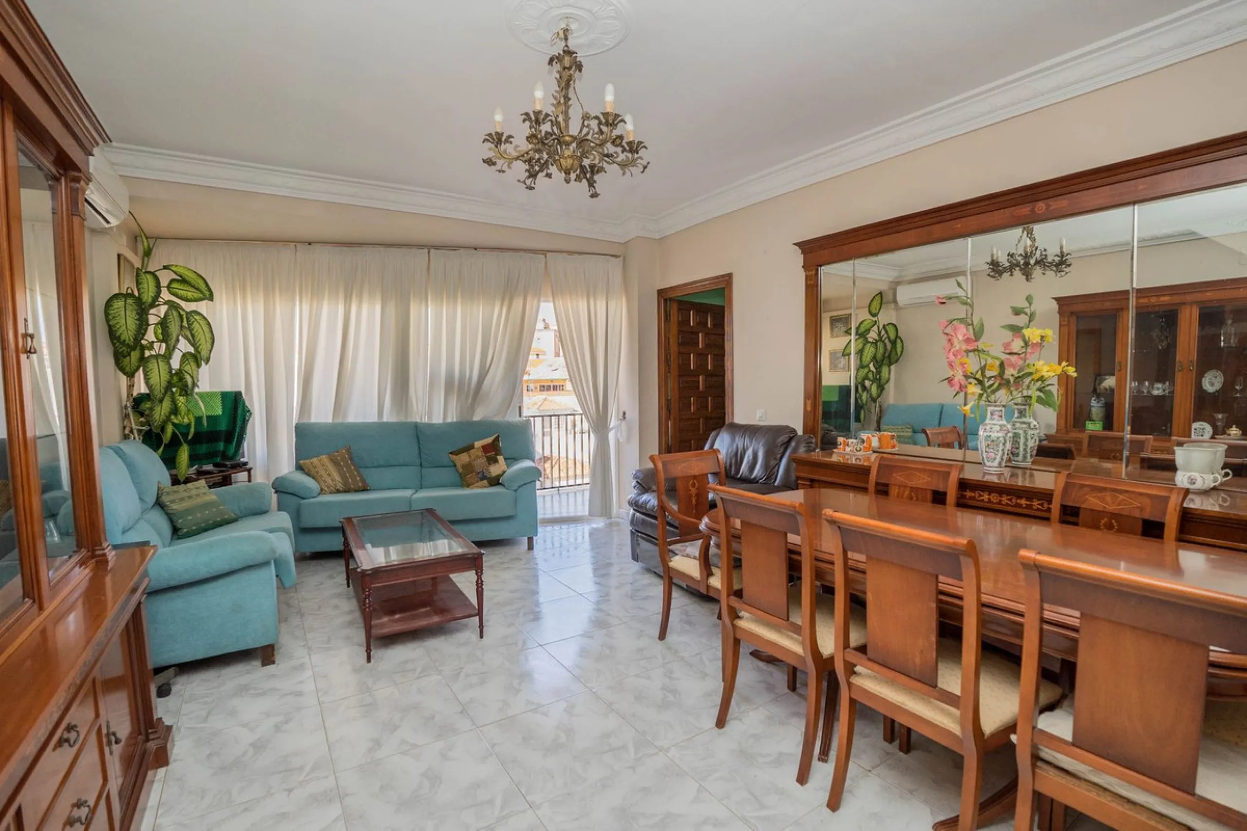 Spacious apartment for sale in the center of Fuengirola, originally the result of two units joined together. Located on a corner, it benefits from dual street exposure, offering plenty of natural light and excellent ventilation.