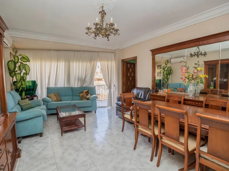 Spacious apartment for sale in the center of Fuengirola, originally the result of two units joined together. Located on a corner, it benefits from dual street exposure, offering plenty of natural light and excellent ventilation.