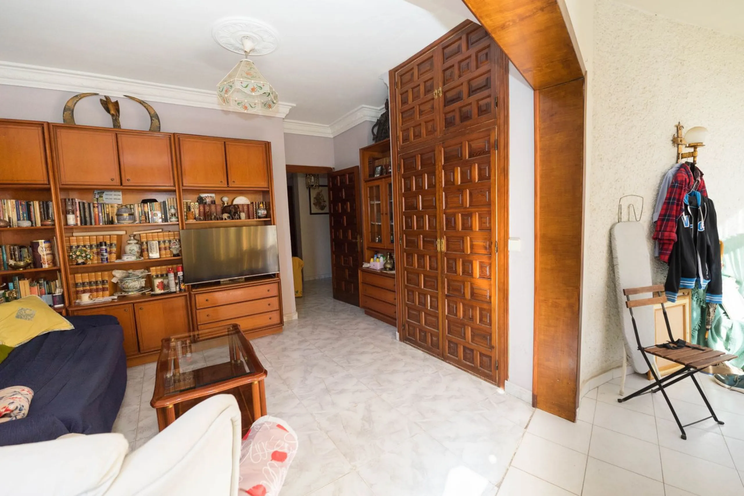 Spacious apartment for sale in the center of Fuengirola, originally the result of two units joined together. Located on a corner, it benefits from dual street exposure, offering plenty of natural light and excellent ventilation.