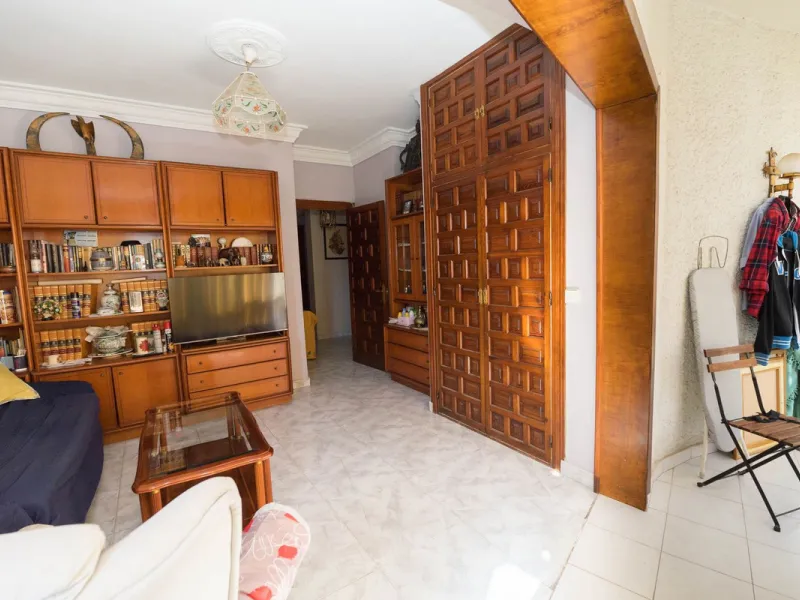 Spacious apartment for sale in the center of Fuengirola, originally the result of two units joined together. Located on a corner, it benefits from dual street exposure, offering plenty of natural light and excellent ventilation.