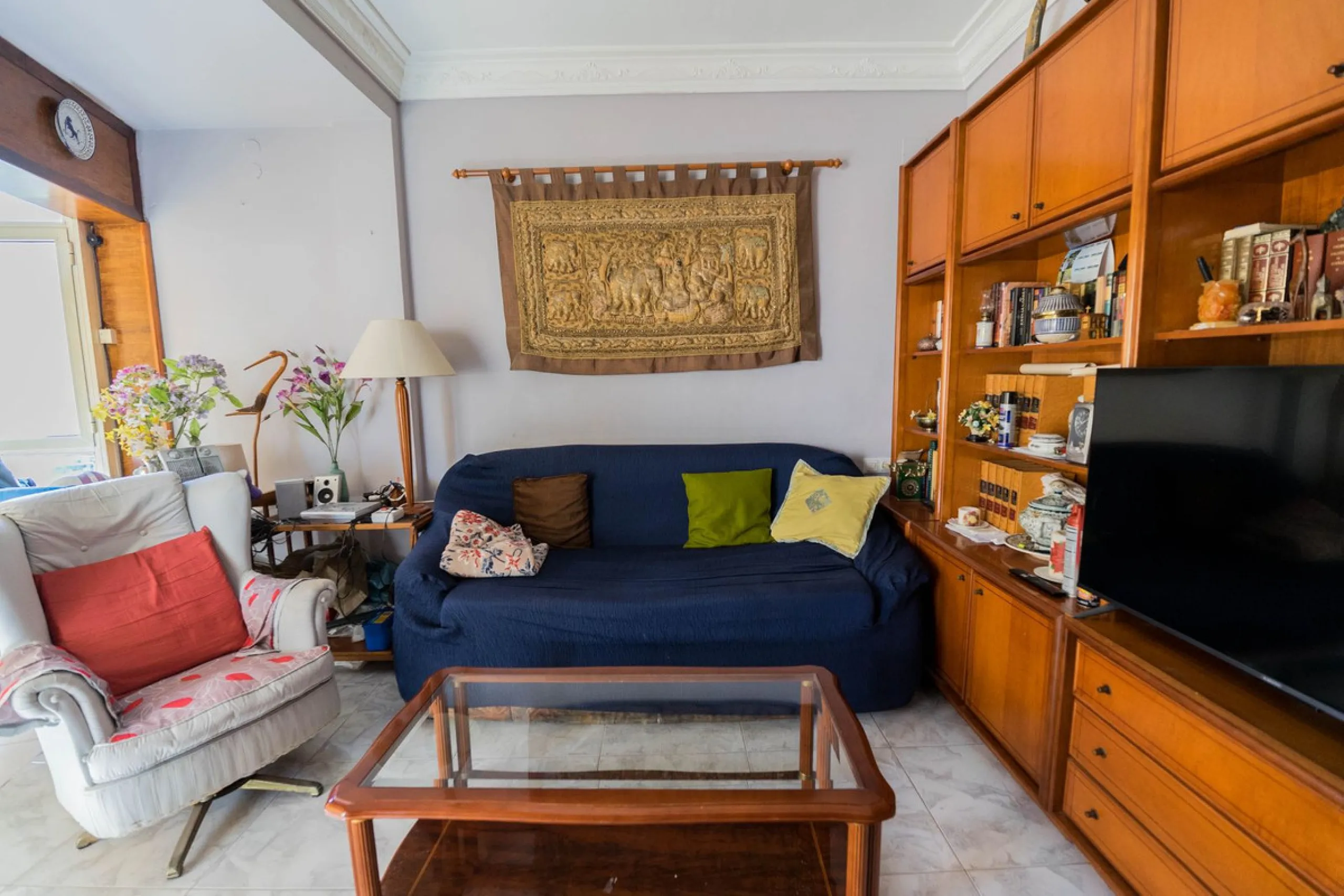Spacious apartment for sale in the center of Fuengirola, originally the result of two units joined together. Located on a corner, it benefits from dual street exposure, offering plenty of natural light and excellent ventilation.