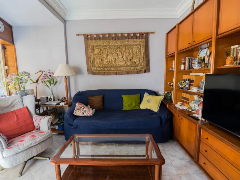 Spacious apartment for sale in the center of Fuengirola, originally the result of two units joined together. Located on a corner, it benefits from dual street exposure, offering plenty of natural light and excellent ventilation.