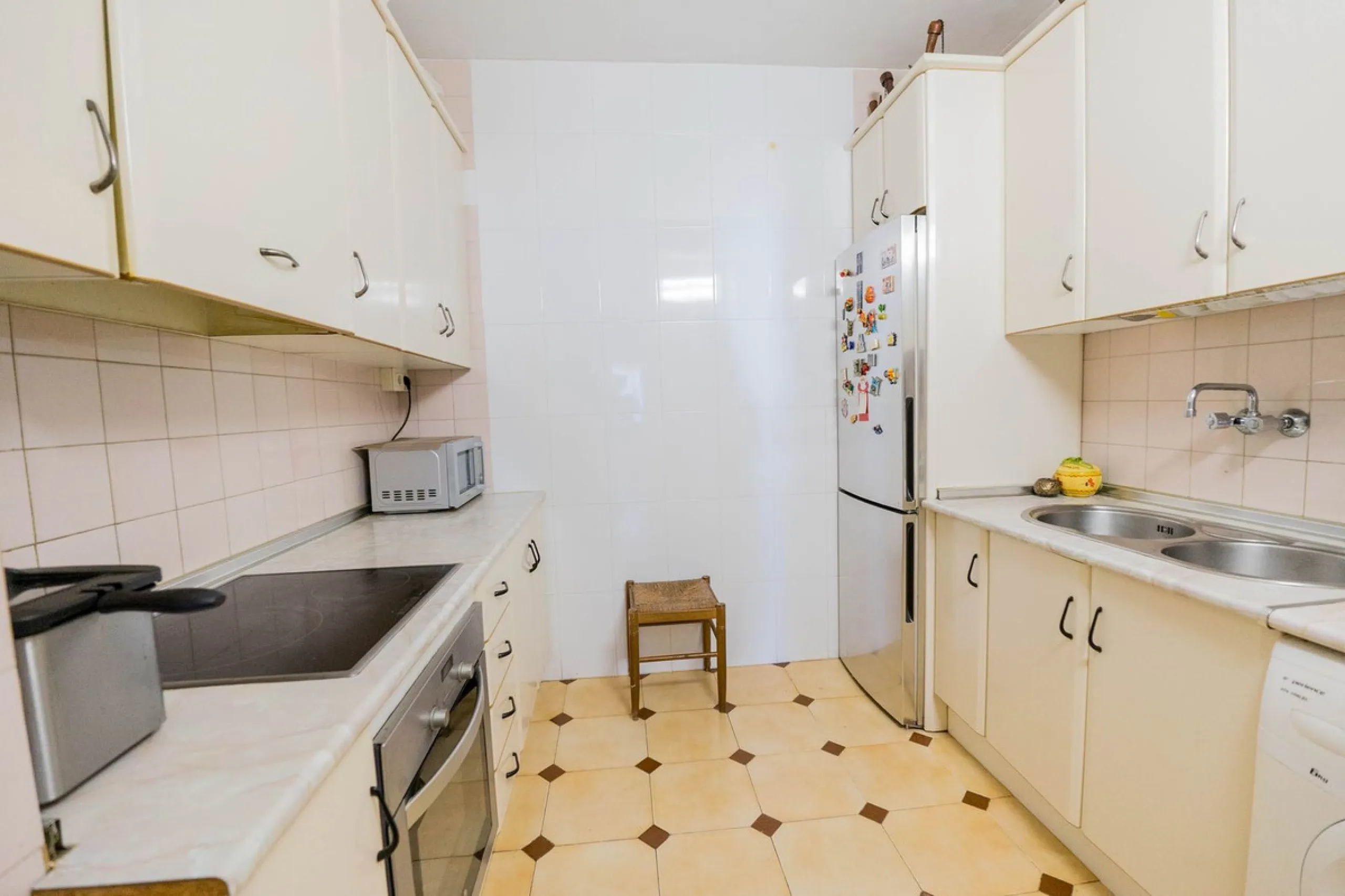 Spacious apartment for sale in the center of Fuengirola, originally the result of two units joined together. Located on a corner, it benefits from dual street exposure, offering plenty of natural light and excellent ventilation.