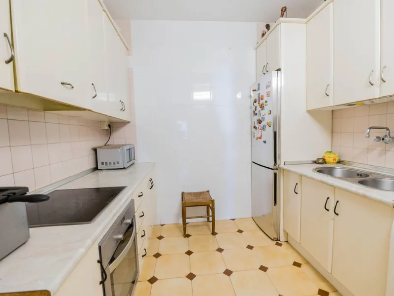 Spacious apartment for sale in the center of Fuengirola, originally the result of two units joined together. Located on a corner, it benefits from dual street exposure, offering plenty of natural light and excellent ventilation.