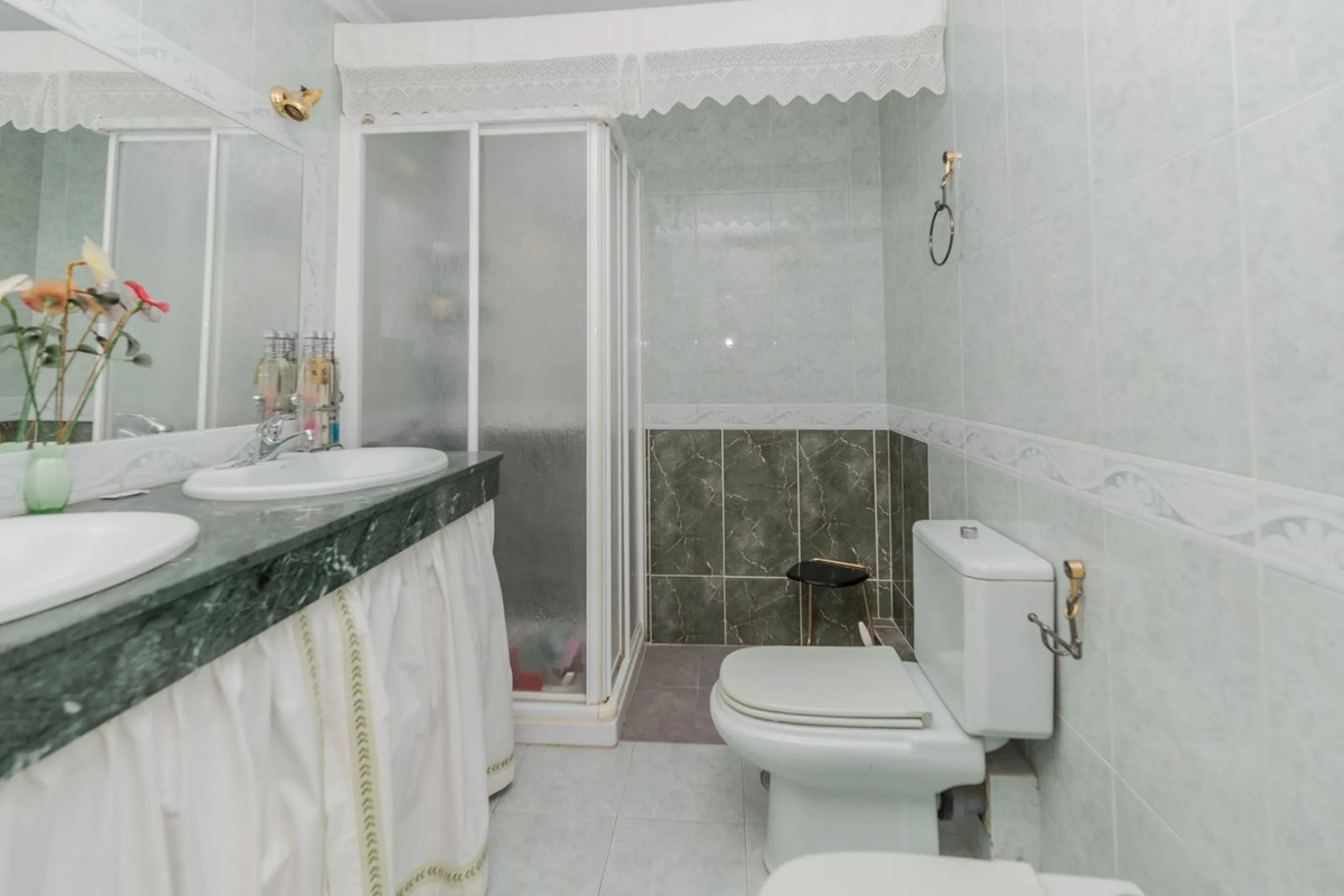 Spacious apartment for sale in the center of Fuengirola, originally the result of two units joined together. Located on a corner, it benefits from dual street exposure, offering plenty of natural light and excellent ventilation.