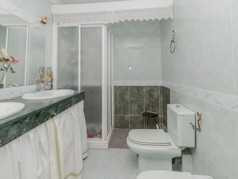 Spacious apartment for sale in the center of Fuengirola, originally the result of two units joined together. Located on a corner, it benefits from dual street exposure, offering plenty of natural light and excellent ventilation.