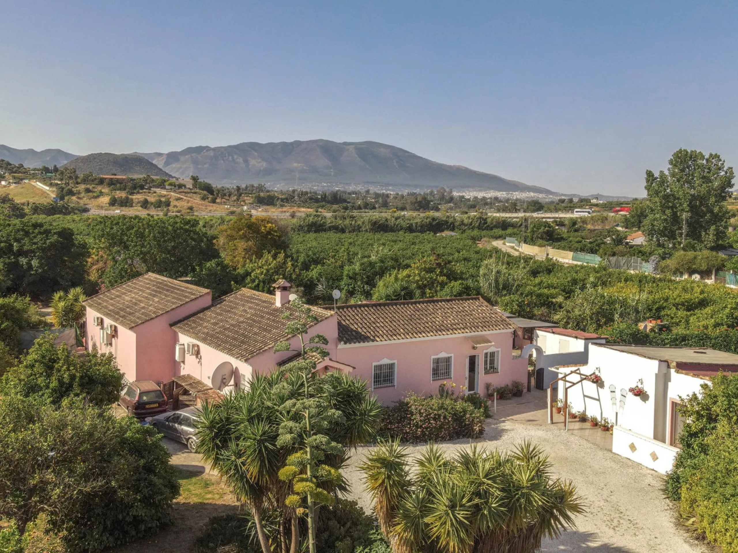 Geräumige Villa mit separatem Gästeappartement in ruhiger Lage