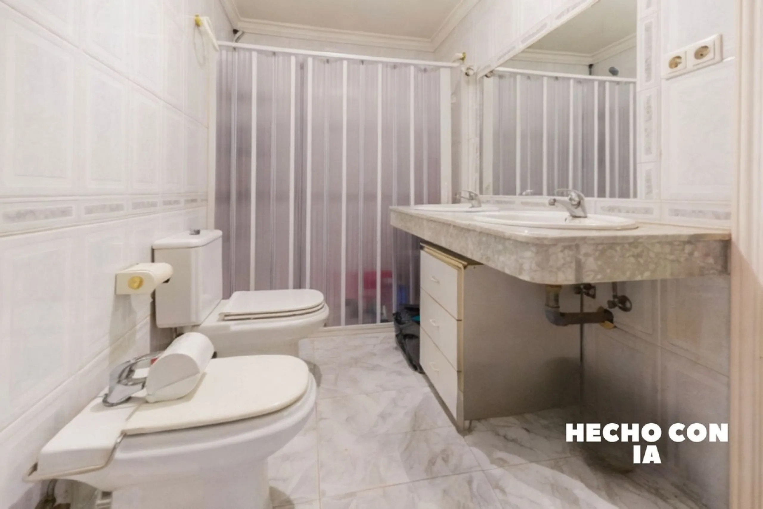 Spacious apartment for sale in the center of Fuengirola, originally the result of two units joined together. Located on a corner, it benefits from dual street exposure, offering plenty of natural light and excellent ventilation.