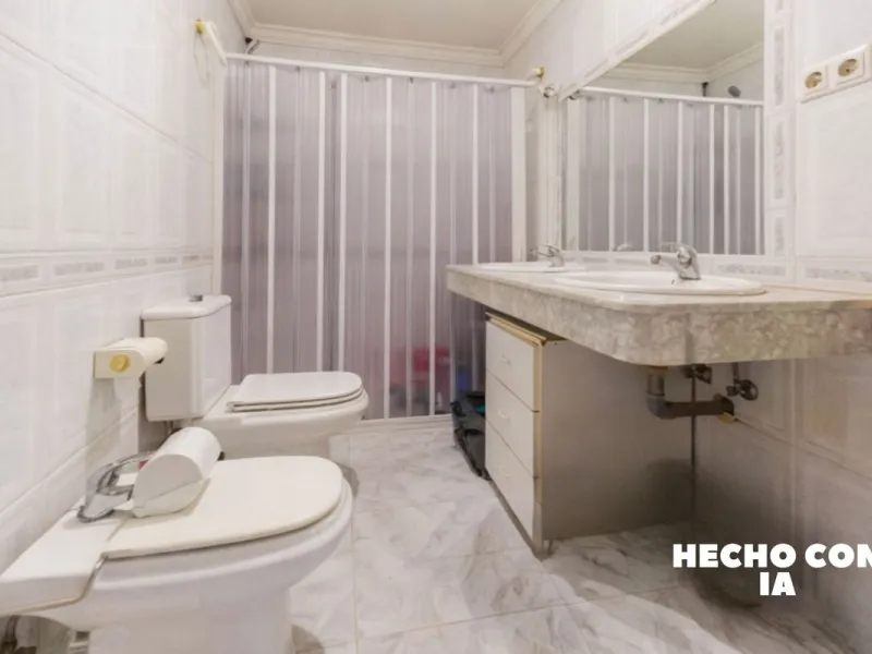 Spacious apartment for sale in the center of Fuengirola, originally the result of two units joined together. Located on a corner, it benefits from dual street exposure, offering plenty of natural light and excellent ventilation.