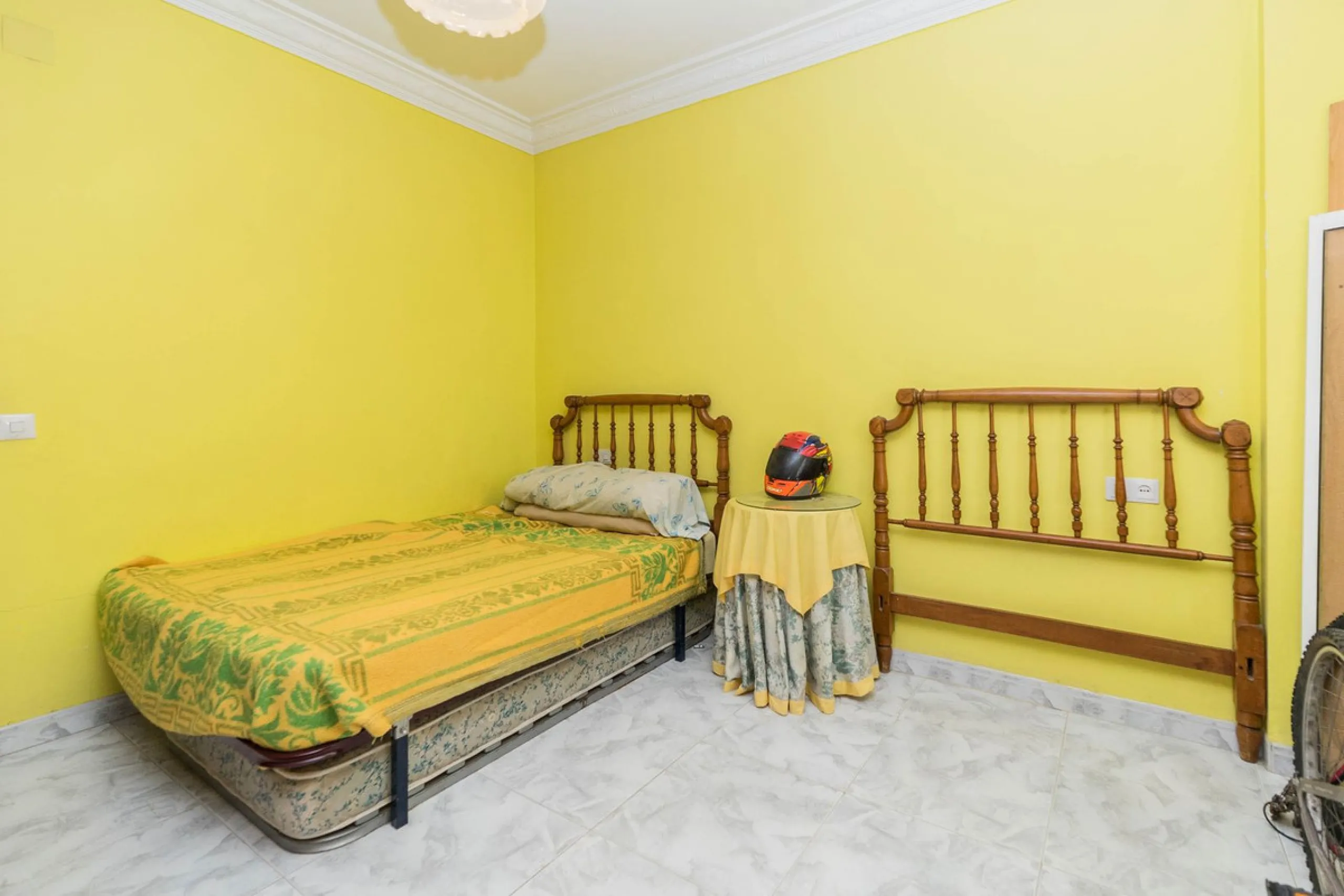 Spacious apartment for sale in the center of Fuengirola, originally the result of two units joined together. Located on a corner, it benefits from dual street exposure, offering plenty of natural light and excellent ventilation.