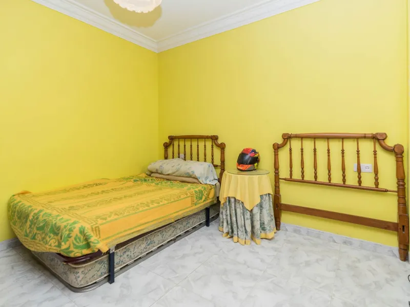 Spacious apartment for sale in the center of Fuengirola, originally the result of two units joined together. Located on a corner, it benefits from dual street exposure, offering plenty of natural light and excellent ventilation.