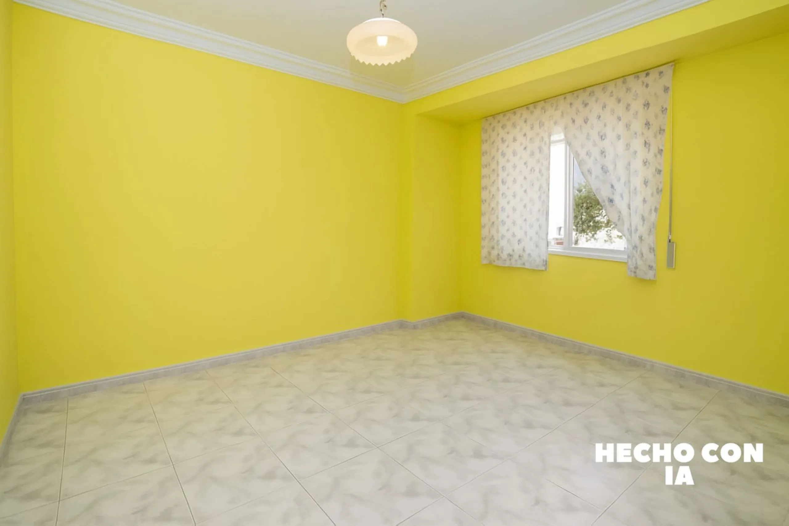 Spacious apartment for sale in the center of Fuengirola, originally the result of two units joined together. Located on a corner, it benefits from dual street exposure, offering plenty of natural light and excellent ventilation.