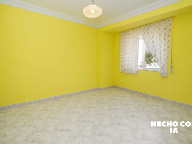 Spacious apartment for sale in the center of Fuengirola, originally the result of two units joined together. Located on a corner, it benefits from dual street exposure, offering plenty of natural light and excellent ventilation.