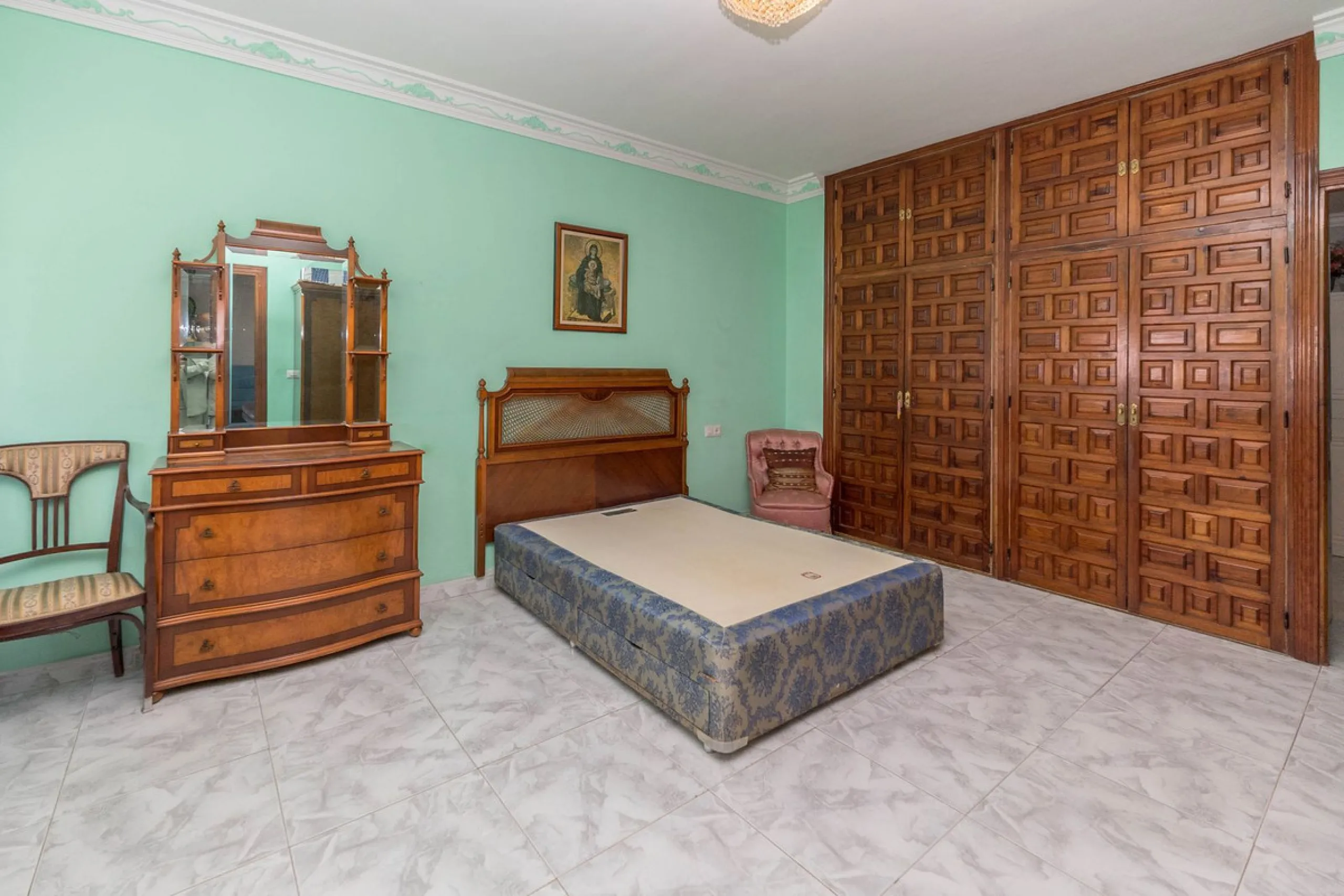 Spacious apartment for sale in the center of Fuengirola, originally the result of two units joined together. Located on a corner, it benefits from dual street exposure, offering plenty of natural light and excellent ventilation.