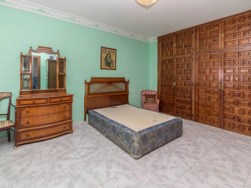 Spacious apartment for sale in the center of Fuengirola, originally the result of two units joined together. Located on a corner, it benefits from dual street exposure, offering plenty of natural light and excellent ventilation.