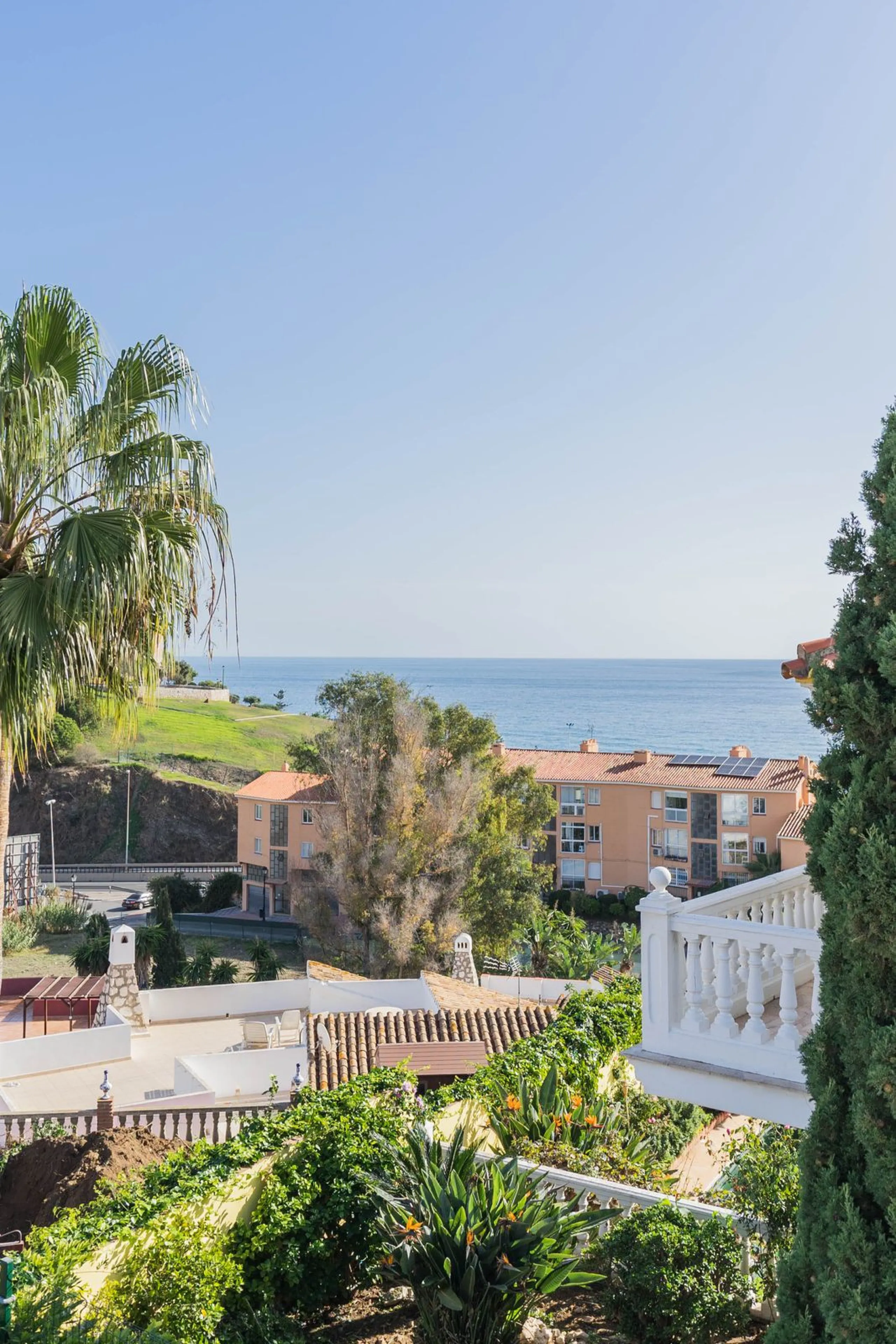 This villa is located in an elevated and quiet residential area of Fuengirola, offering completely open views towards Sohail Castle, the sea and the surrounding mountains. The position and orientation of the property provide excellent natural light and a 