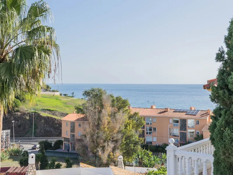 House - Detached Villa в продаже в Fuengirola, Málaga. В доме 3 спален и 4 ванных комнат. Площадь дома 303 м²