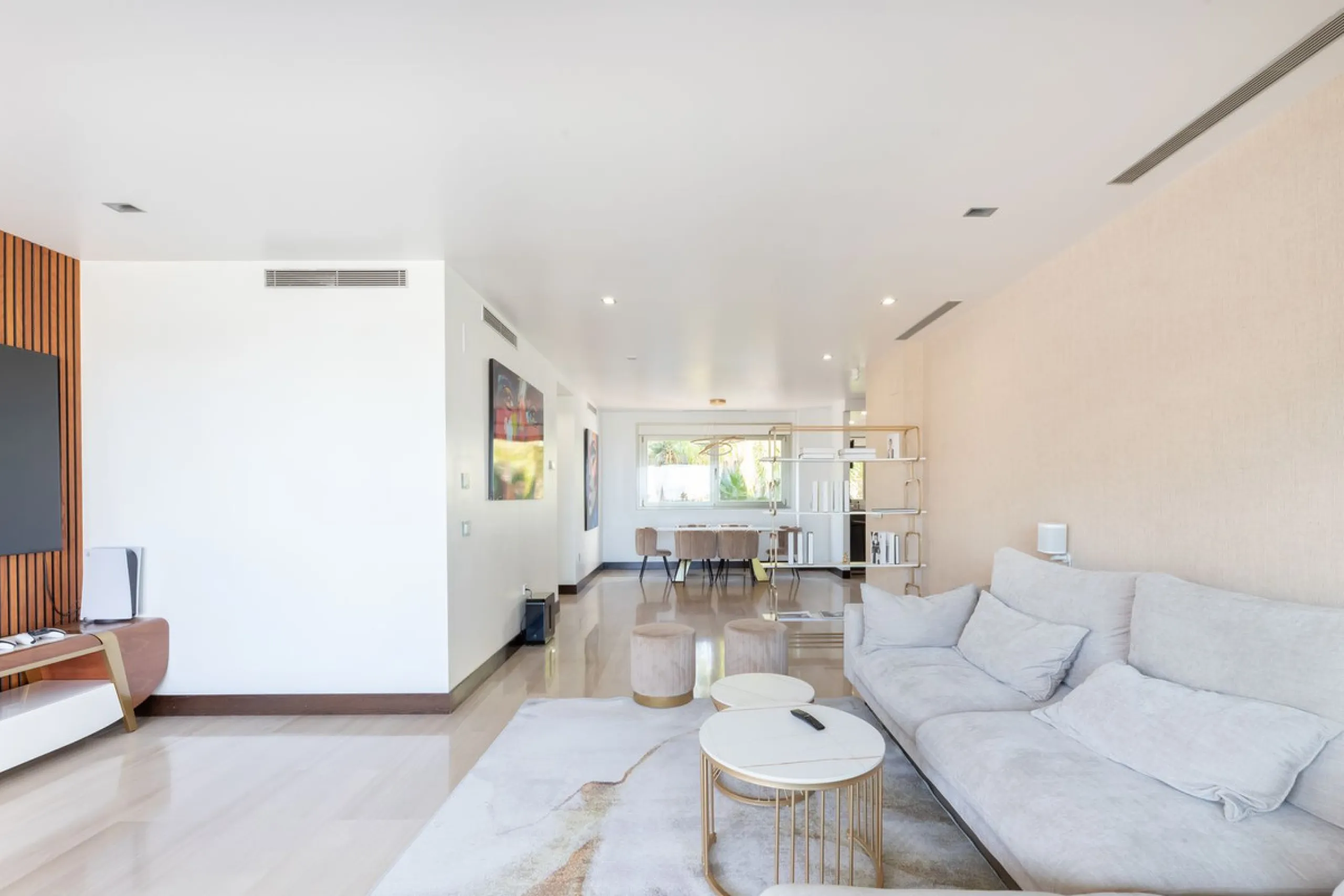 THE PROPERTY