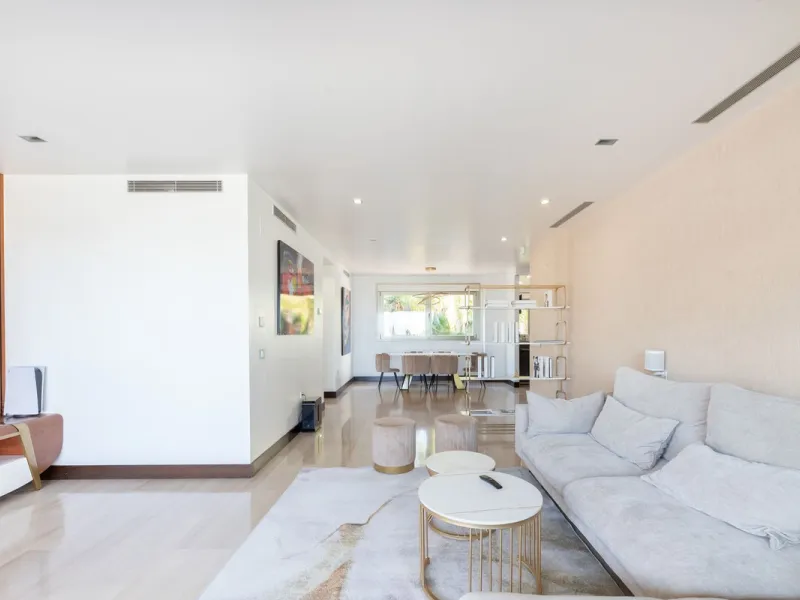 THE PROPERTY