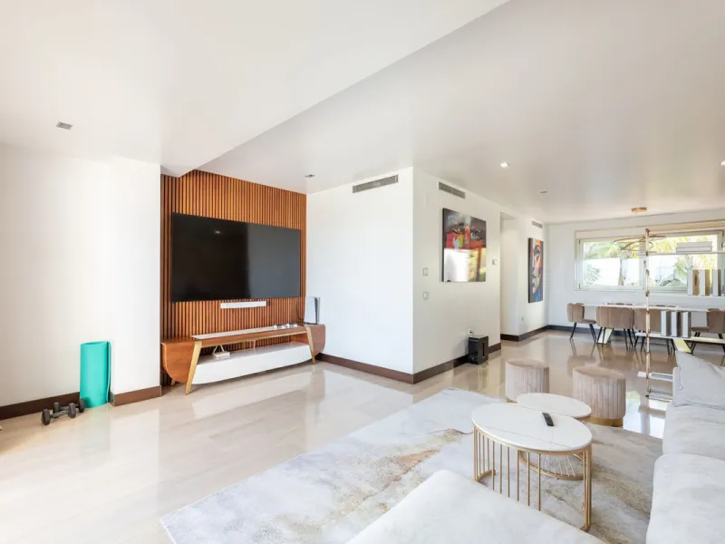 THE PROPERTY