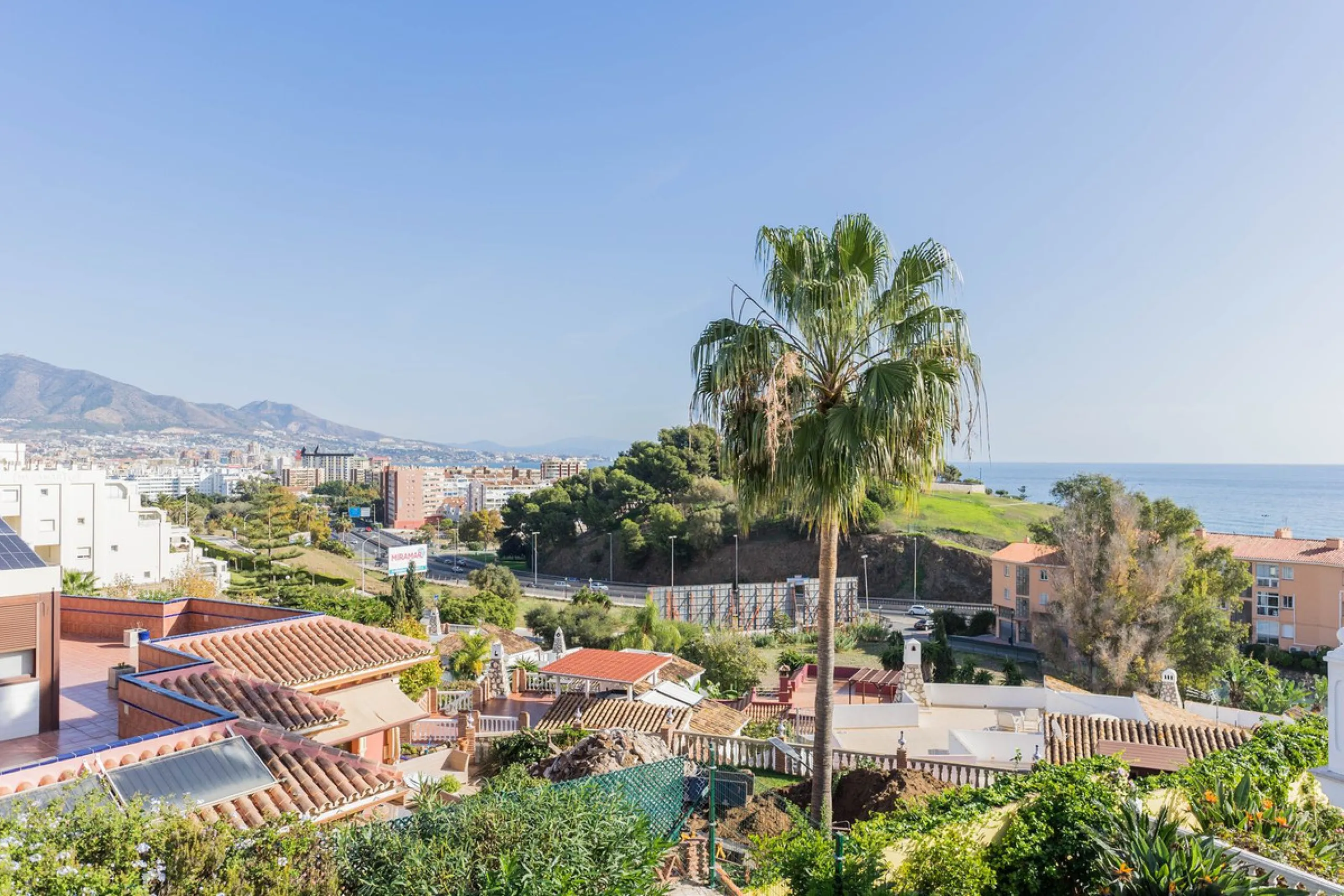 This villa is located in an elevated and quiet residential area of Fuengirola, offering completely open views towards Sohail Castle, the sea and the surrounding mountains. The position and orientation of the property provide excellent natural light and a 