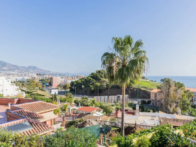 This villa is located in an elevated and quiet residential area of Fuengirola, offering completely open views towards Sohail Castle, the sea and the surrounding mountains. The position and orientation of the property provide excellent natural light and a 