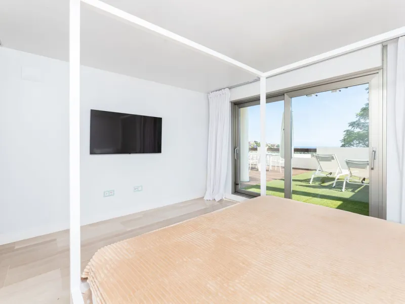 THE PROPERTY