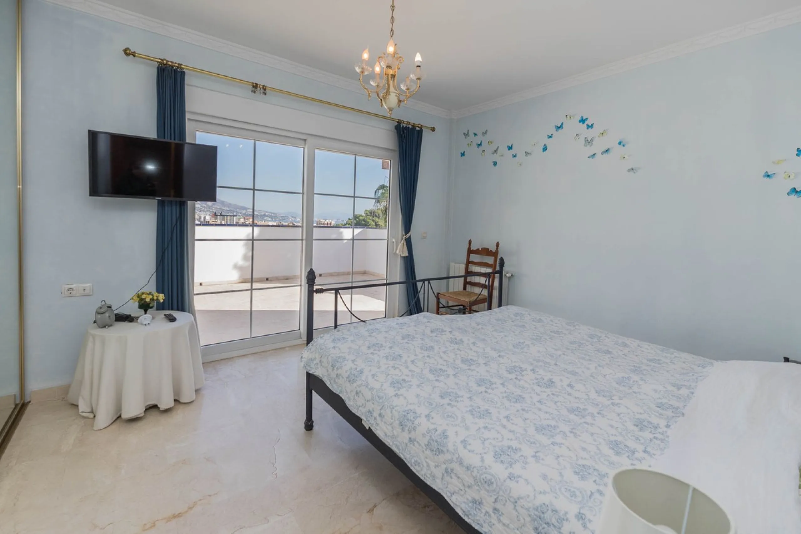 This villa is located in an elevated and quiet residential area of Fuengirola, offering completely open views towards Sohail Castle, the sea and the surrounding mountains. The position and orientation of the property provide excellent natural light and a 