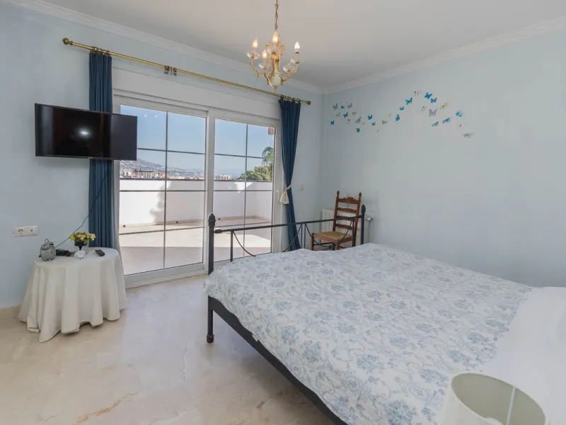 This villa is located in an elevated and quiet residential area of Fuengirola, offering completely open views towards Sohail Castle, the sea and the surrounding mountains. The position and orientation of the property provide excellent natural light and a 