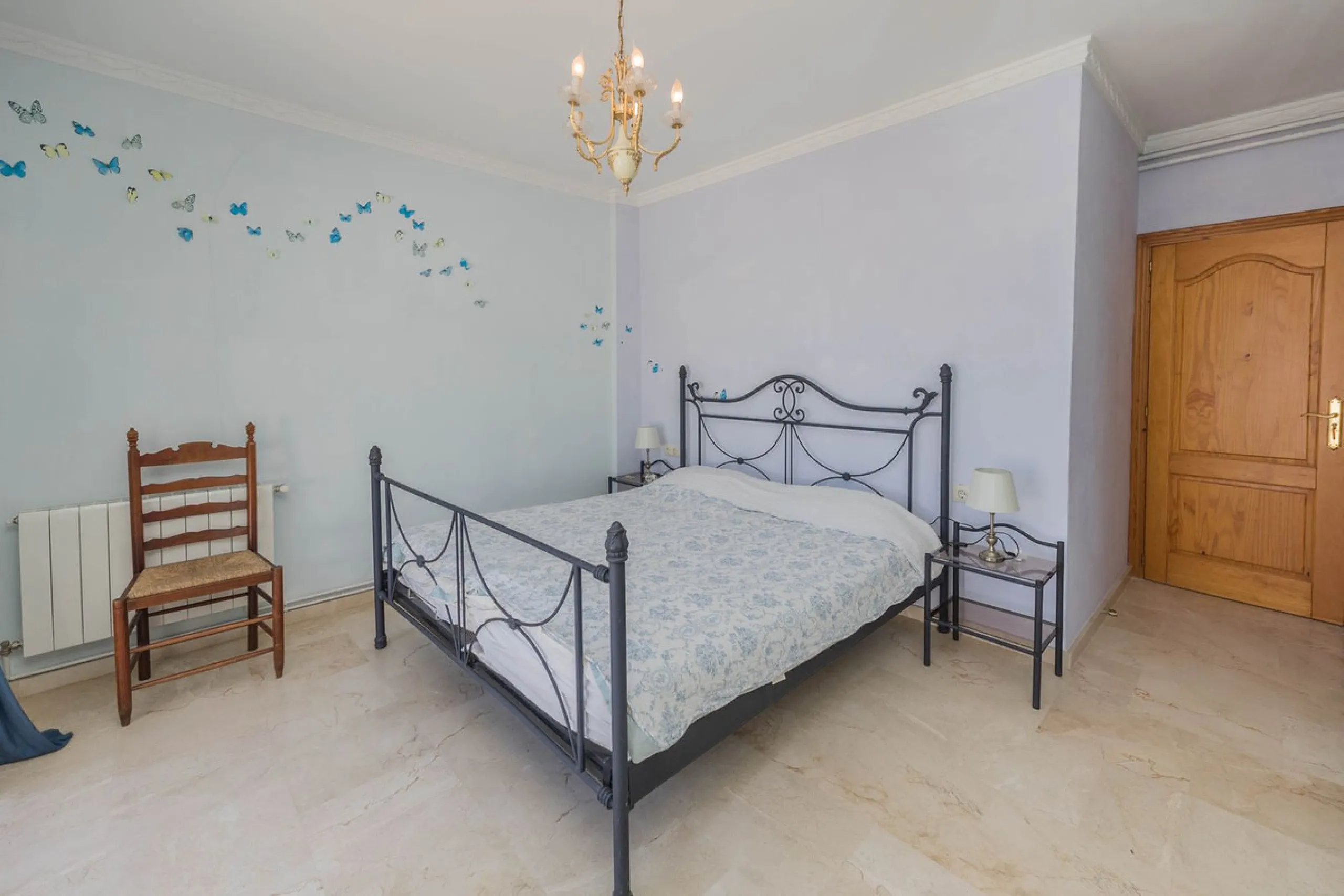 This villa is located in an elevated and quiet residential area of Fuengirola, offering completely open views towards Sohail Castle, the sea and the surrounding mountains. The position and orientation of the property provide excellent natural light and a 