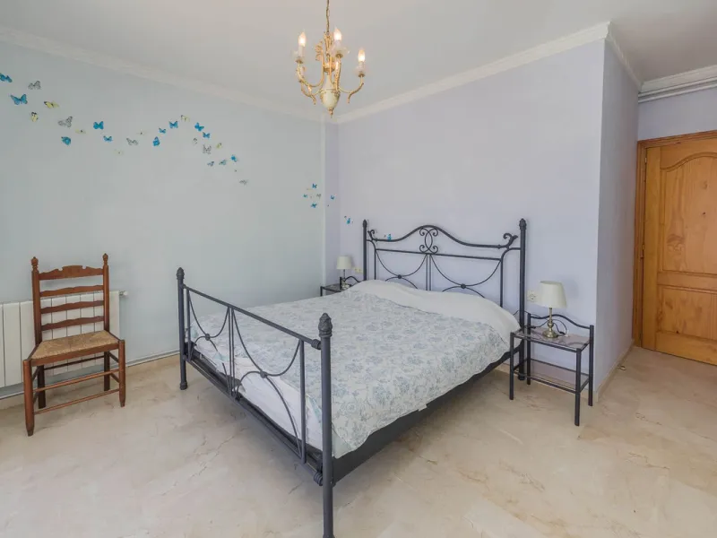 This villa is located in an elevated and quiet residential area of Fuengirola, offering completely open views towards Sohail Castle, the sea and the surrounding mountains. The position and orientation of the property provide excellent natural light and a 